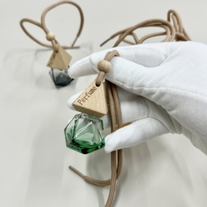 Custom 8ml Car <span class=keywords><strong>Hanging</strong></span> Difusor Garrafa De Perfume De Vidro Preto Forma Quadrada Triângulo Tampa De Madeira com Tampa De Parafuso Tipo De Vedação - Product Image 5