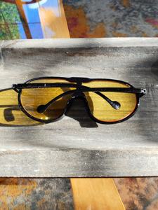 Lunettes de soleil pour jeunes de grande taille, conformes au norme mondiale de recyclage, offrant une protection UV400, adaptées pour une utilisation lors de festivals de musique en plein air et d'expositions d'art - Product Image 2