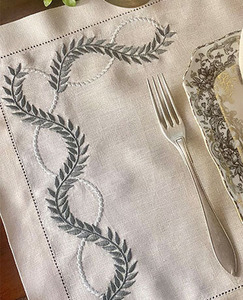 Vente en gros Brodé Vert Feuille Serviette & Set de table Blanc Coton Points & Hemstitch Lin Tapis Mariages Événements Maison Restaurants - Product Image 1