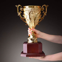 Trophée personnalisé d'élite avec base en bois pour les récompenses de football senior, les cérémonies de clubs d'élite, les événements sportifs d'entreprise, les galas de football mondiaux