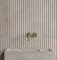 Carrelage mural de salle de bain en travertin beige sur mesure, mosaïque de pierre naturelle, carrelage cannelé de qualité supérieure pour la décoration