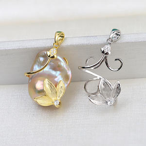 Colgante de Plata S925 Hecho a Mano con Diseño de Hoja Barroca Grande y Perla Hueca de Forma Especial, Accesorio para Mujer, Número de Artículo Base - Product Image 1