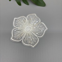 Patch en tissu à coudre avec dentelle florale noire et blanche, perles et broderie de sequins