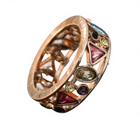 Cincin Unisex Mewah Eropa Amerika dengan Pola Geometris Berlubang, Berhiaskan Rhinestone, Kaca Multi-warna, dan Lingkaran Polos.