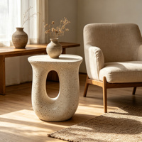 Tabouret d'appoint luxueux en marbre beige ajouré. Table d'appoint moderne minimaliste durable avec un design artistique sculptural pour la décoration du salon