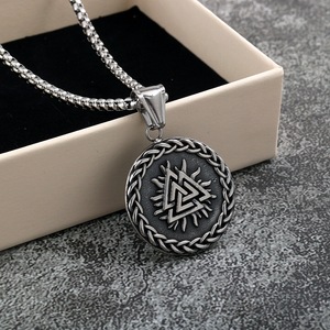 Collier pendentif en acier inoxydable de style nordique vintage, design squelette, bijoux unisexes, cadeau pour hommes et femmes - Product Image 2