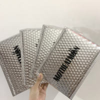 Vente en gros d'enveloppes postales métalliques avec logo personnalisé enveloppe auto-scellante en poly à bulles en feuille d'aluminium argentée