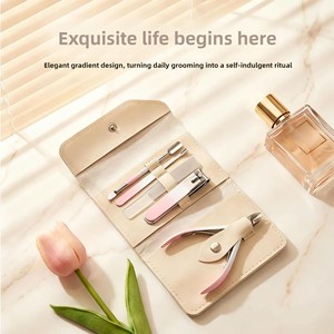 Ensemble de 5 outils de manucure multifonctionnels en acier inoxydable : coupe-ongles, pince à cuticules, repousse-cuticules, fourchette et outil à bouche plate portable pour usage domestique - Product Image 1