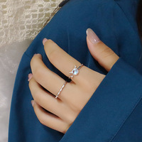Anillo Abierto de Diseño Pequeño con Moissanita de Corte Princesa y Engaste de Garra, de Moda y Tendencia, para Compromiso y Boda de Jóvenes