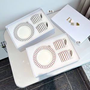 طقم فناجين قهوة وصحون من البورسلين العظمي بأربع قطع بتصميم خطوط بسيطة - فنجانان وطبقان - طقم شاي العصر كهدية - Product Image 1