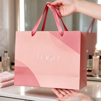 Sac cadeau en papier cartonné blanc de luxe, logo et couleur personnalisés, poignée en ruban, sac de shopping en papier imprimé sur mesure