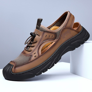 รองเท้าแตะผู้ชายแบบเจาะรู พื้นนิ่ม ระบายอากาศได้ดี ปิดนิ้วเท้า หนังแบบสวม ใส่สบายๆ สำหรับฤดูร้อน ใส่ไปชายหาดได้ สีน้ำตาล สีเทา - Product Image 1
