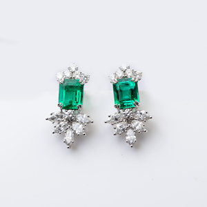 Pendientes de Oro de 18K con Corte Esmeralda, Gema Verde, Acento Floral de Diamantes, Joyería de Lujo para Regalo de Boda - Product Image 1