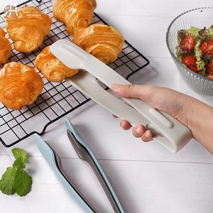 Set di Tre Pinze Multifunzione in Polipropilene con Impugnatura Antiscivolo, Modello Yangjiang Trecentovventuno per Bistecche, Torte e Pane - Product Image 3