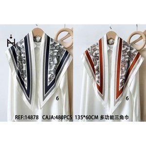 Sciarpa triangolare multifunzionale 135x60 cm in seta per donna, accessorio moda - Product Image 2