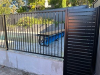 Valla de piscina de aluminio con rastrillo estándar de seguridad de piscina de Australia con durmientes