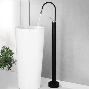 Robinet de baignoire sur pied noir mat avec bec pivotant à 360° et douchette à main <span class=keywords><strong>pour</strong></span> baignoire de trempage - Product Image 2