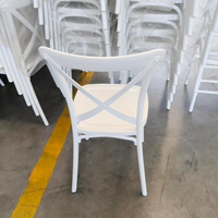 Chaise empilable en résine plastique blanche à dossier en X, prix abordable, pour hôtels modernes, banquets, événements, fêtes et mariages