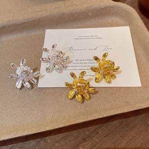 Pendientes de Perlas con Flores Exageradas Chapadas en Oro Estilo Coreano, Regalo Personalizado para Mujer - Product Image 5