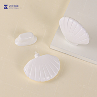 Vente en gros de flacons cosmétiques en plastique en forme de coquille, flacon pompe pour sérum, flacon givré pour crème BB, crème solaire, fond de teint, personnalisable