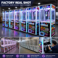 Lucky Gift Máquina de garras con iluminación neón púrpura, base de ruedas móvil, gabinete con cerradura, operada con monedas, atrapa muñecas, para entretenimiento interior