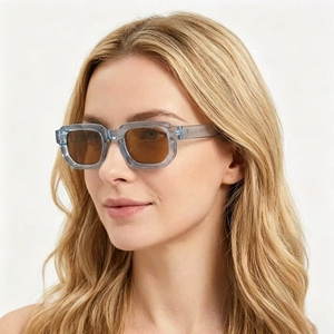 Lunettes de soleil carrées classiques unisexes avec logo personnalisé, monture en PC orange tendance, verres en acrylique, protection UV400, boîte petite et durable - Product Image 3