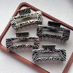 Grande pince à cheveux rectangulaire géométrique simple motif léopard, accessoire de mode vintage - Product Image 1