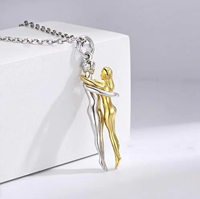 Collier tendance avec pendentif couple enlacé, plaqué or 18 carats, chaîne en acier inoxydable, cadeau d'amour parfait pour la Saint-Valentin