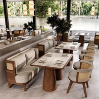 Canapé de restaurant sur mesure avec structure en bois massif, dossier en rotin et assise en mousse haute densité pour salon de thé