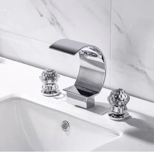 Grifo de Baño de Lujo con Cascada de Cristal Dorado, Grifo Mezclador de Lavabo de Latón Sólido de 3 Orificios con Doble Manija - Product Image 5