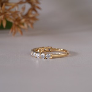 Elegante Anillo de Media Eternidad Dorado con Piedras Cuadradas Brillantes Transparentes, Diseño Clásico Minimalista para Mujer, Uso Diario, Regalo - Product Image 6