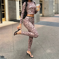 Ensemble deux pièces imprimé léopard pour femme : Crop top à manches longues et col rond, et leggings évasés taille haute moulants