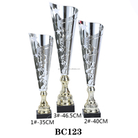 Vente directe d'usine Karaté en métal personnalisé pour trophée de la Ligue des champions Conception inutile pour la collection de médailles et de plaques de trophées