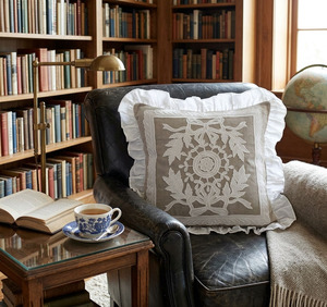 Housse de coussin vintage brodée sur mesure avec fleurs blanches, en lin gris, bordure à volants blancs, lavable, pour la maison et l'hôtel - Product Image 2