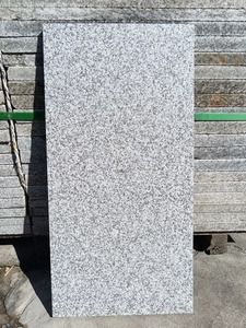 Bordure de route <span class=keywords><strong>en</strong></span> <span class=keywords><strong>granit</strong></span> gris naturel, pierres de bordure à haute résistance à la compression pour la construction routière, la planification des autoroutes et des villes - Product Image 1