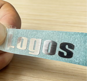 Autocollants de logo en métal 3D personnalisés avec <span class=keywords><strong>film</strong></span> détachable et lettrage évidé - Product Image 1