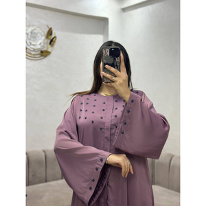 อาบายะห์ผ้าเครปสีชมพู ดีไซน์เรียบหรู พร้อมประดับด้วยลูกปัดอาเกต และผ้าคลุมศีรษะเข้าชุด - Product Image 2