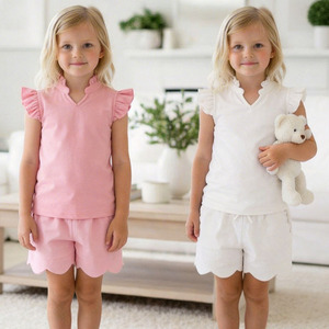 Abbigliamento per Bambini all'Ingrosso, Completo Estivo con Top Bianco a Volant con Collo a V + Pantaloncini Smerlati - Product Image 1