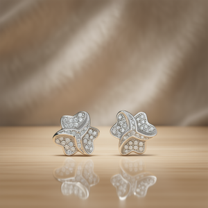 Orecchini a Perno E3346 in Oro Bianco con Fiore e Micro Inserto di Diamanti Taglio Brillante Rotondo, Gioiello Classico da Donna - Product Image 2