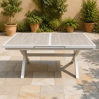 Table à manger extensible d'extérieur avec structure en aluminium, design moderne et durable pour villa