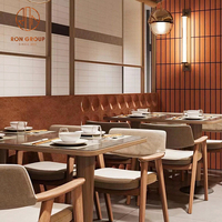 Meubles de café, tables à manger carrées en bois avec sièges rembourrés gris et ensemble de chaises à cadre en bois pour restaurant