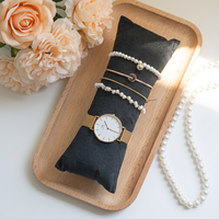 Support de présentation de bijoux en velours avec design de petit coussin pour organiser les bracelets et les montres