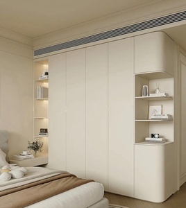 Armoire encastrée de luxe blanc crème avec niches ouvertes éclairées par LED et design sans poignée, mobilier <span class=keywords><strong>sur</strong></span> <span class=keywords><strong>mesure</strong></span> pour la maison - Product Image 1