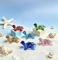Figurin Kura-Kura Laut Kaca Buatan Tangan dengan Cangkang Datar Berhias Bunga Biru, Ornamen Hewan Kaca untuk Dekorasi Meja Rumah, Hadiah Liburan.