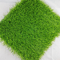 Gazon synthétique artificiel en plastique à prix avantageux pour la décoration de jardin, balcon et toit