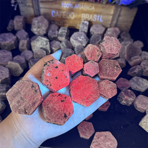 Cristal Hexagonal de Corindón Rubí Natural <span class=keywords><strong>en</strong></span> <span class=keywords><strong>Bruto</strong></span>, Fragmento de Geoda de Cristal Mineral, Espécimen Metafísico para Exhibición, Venta al por Mayor a Granel - Product Image 1