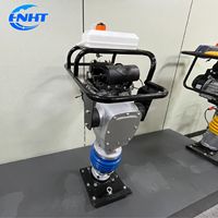 Compacteur à piston pour engins de construction, pièce de machine de terrassement, attache de machine routière