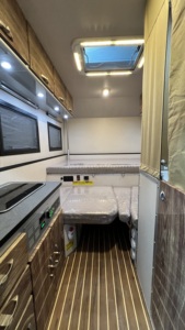 <span class=keywords><strong>Camping</strong></span>-<span class=keywords><strong>car</strong></span> Conquer Falcon Expedition 500 avec réfrigérateur intégré, capacité de couchage pour 2 personnes, charge utile personnalisée - Product Image 6