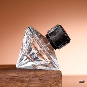Botella de perfume de vidrio tallado de lujo fabricada en India con bomba pulverizadora para envasado de fragancias premium disponible para la venta - Product Image 6