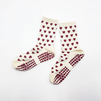 Chaussettes de Pilates antidérapantes personnalisées avec logo cœur - Chaussettes de yoga blanches avec grip à points rouges pour usage quotidien en automne
